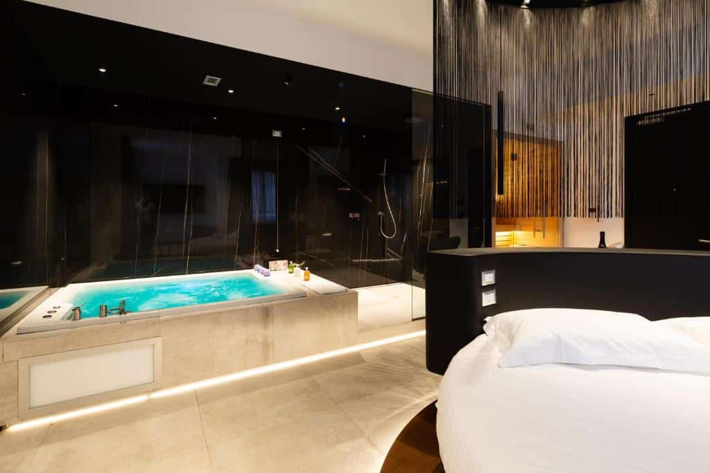 Quarto com banheira de hidromassagem e cama redonda no The Corner Duomo Hotel