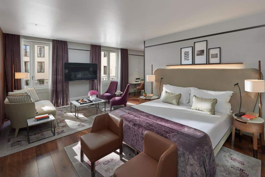 Quarto grande no Mandarin Oriental, Milan com cama de casal, duas janelas com cortinas, sofá, televisão, mesa de centro e poltronas