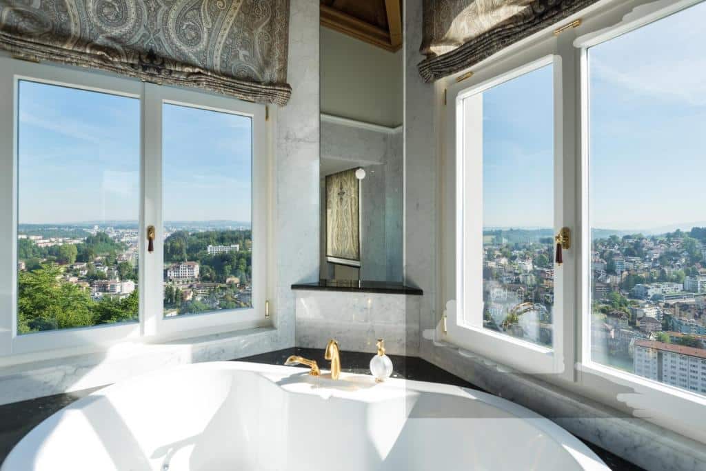 Vista a partir da hidromassagem no Château Gütsch, com janelas para a cidade de Lucerna.