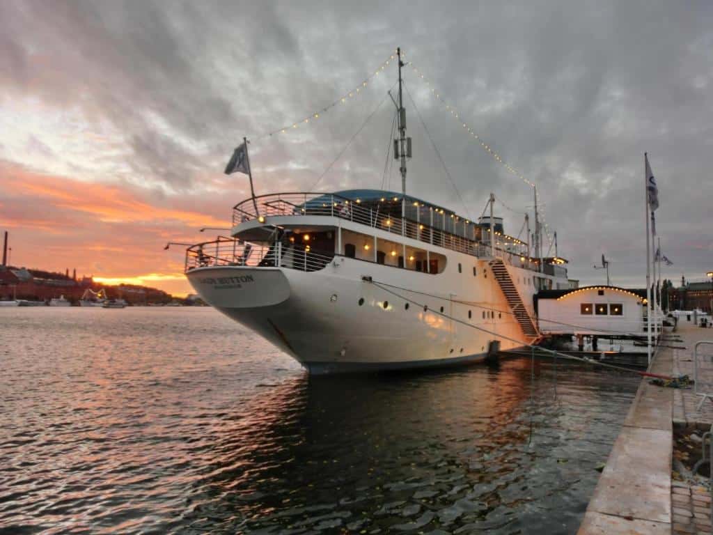 Barco do Mälardrottningen Yacht Hotel & Restaurant atracado ao final do dia.