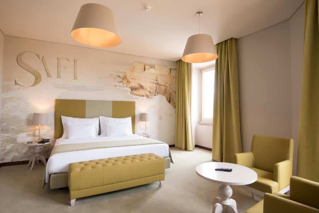 Quarto luxuoso em tons de bege e amarelo na Vila Galé Collection Elvas