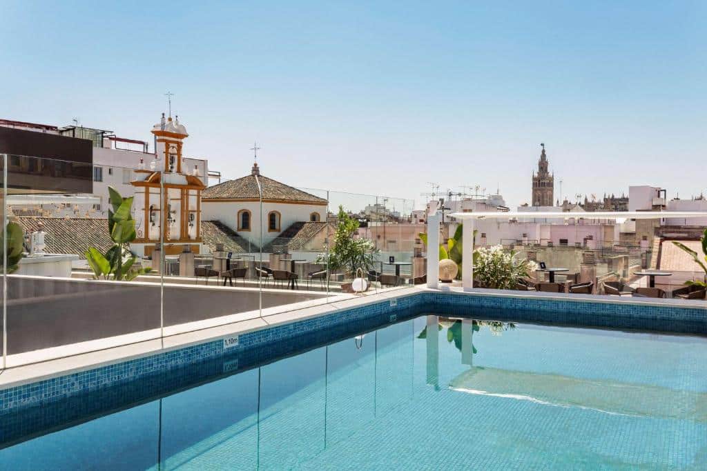 Piscina de borda infinita do Radisson Collection Hotel, Magdalena Plaza Sevilla, com vista sobre a cidade.