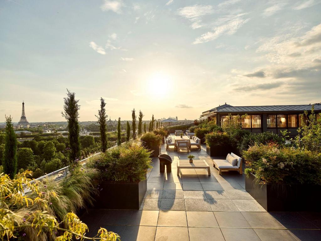 Terraço com vista para a Torre Eiffel no Le Meurice, um dos melhores hotéis de Paris