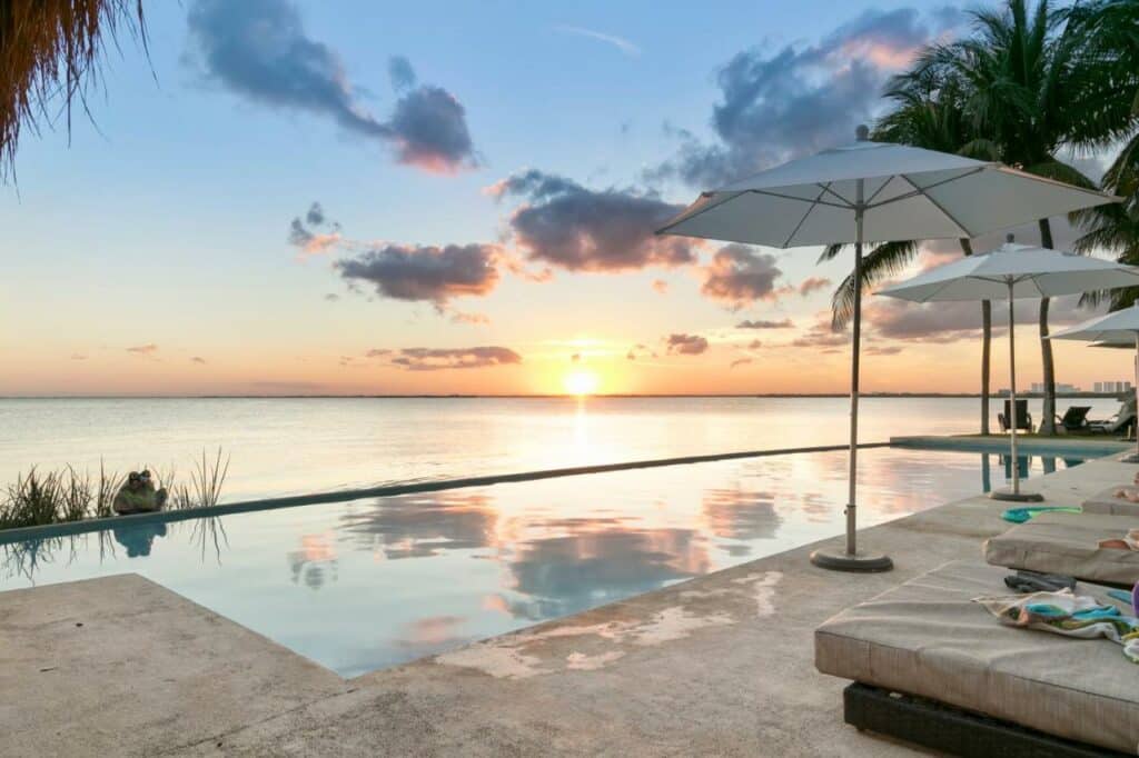 Piscina no Casa Tortugas Boutique Hotel com vista direta para o mar
