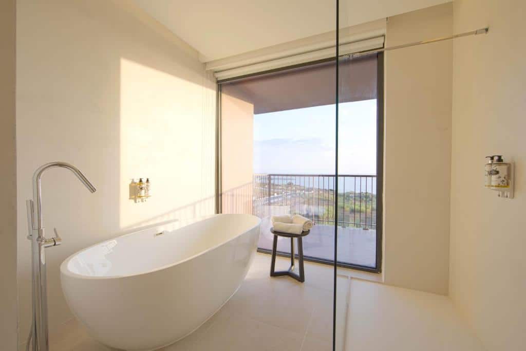 Banheira de hidromassagem com vista panorâmica para o mar no Sines Sea View Business & Leisure Hotel