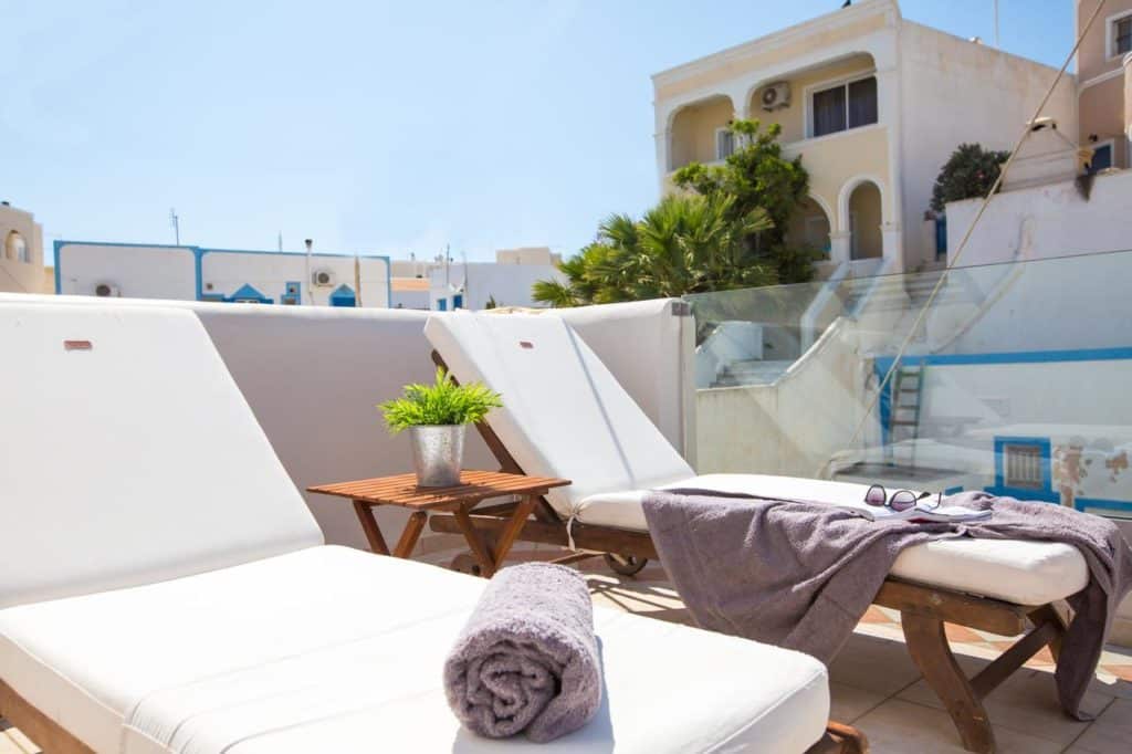 Espreguiçadeiras ao sol no hotel Aldea, em Santorini
