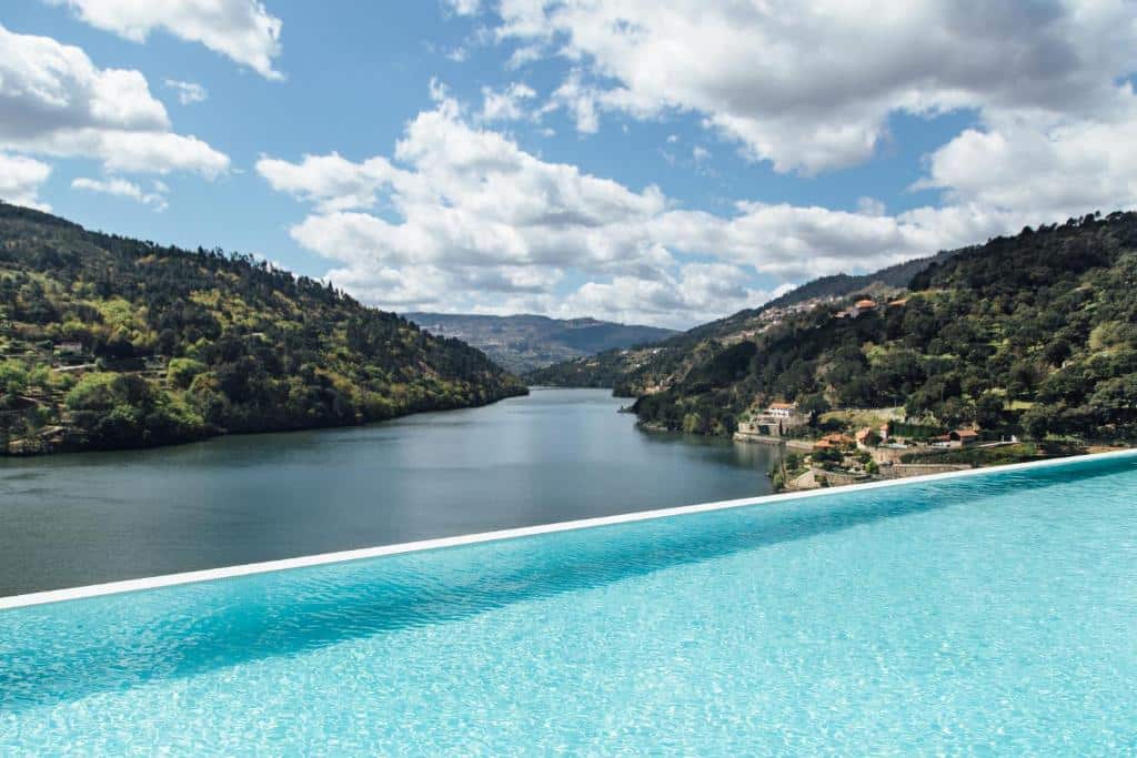 Piscina do Douro Royal Valley Hotel & Spa com vista para o rio Douro.