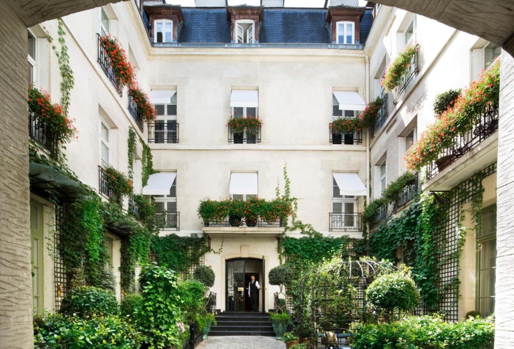 Zona exterior com jardins no Relais Christine