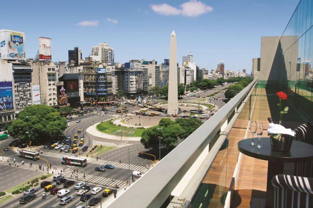 vista do NH Buenos Aires Tango, um dos hotéis no centro de Buenos Aires, virada para o Obelisco, com a praça em baixo e edifícios ao fundo