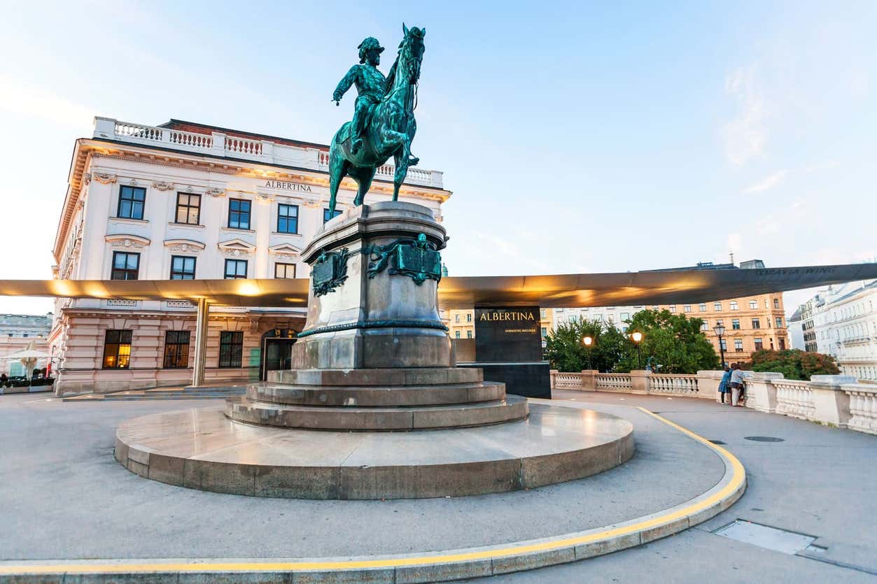 Estátua do imperador Francisco José da Áustria sobre um pedestal redondo, numa praça em frente ao museu Albertina.