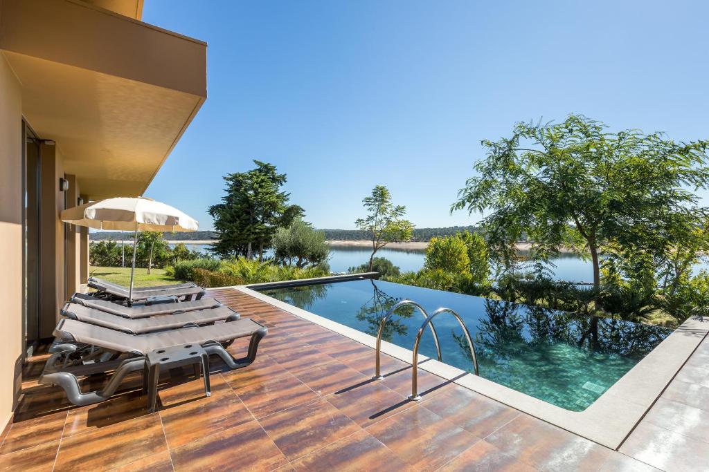 Piscina ao ar livre do Lago Montargil & Villas com vista para a água.
