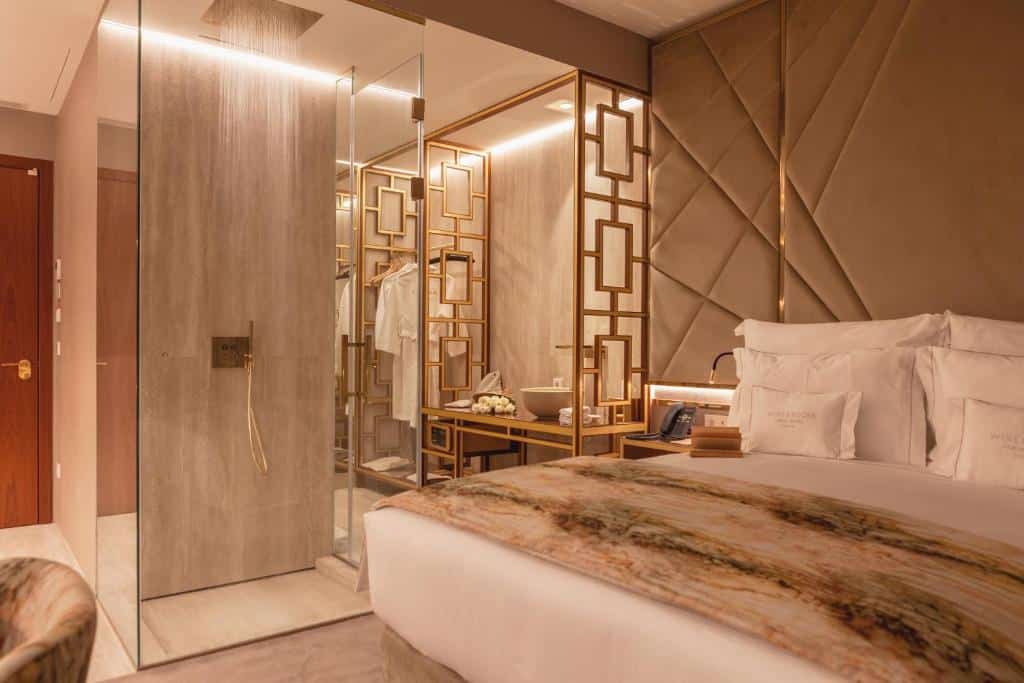 Quarto do Wine & Books Lisboa Hotel com cama de casal e parede espelhada.
