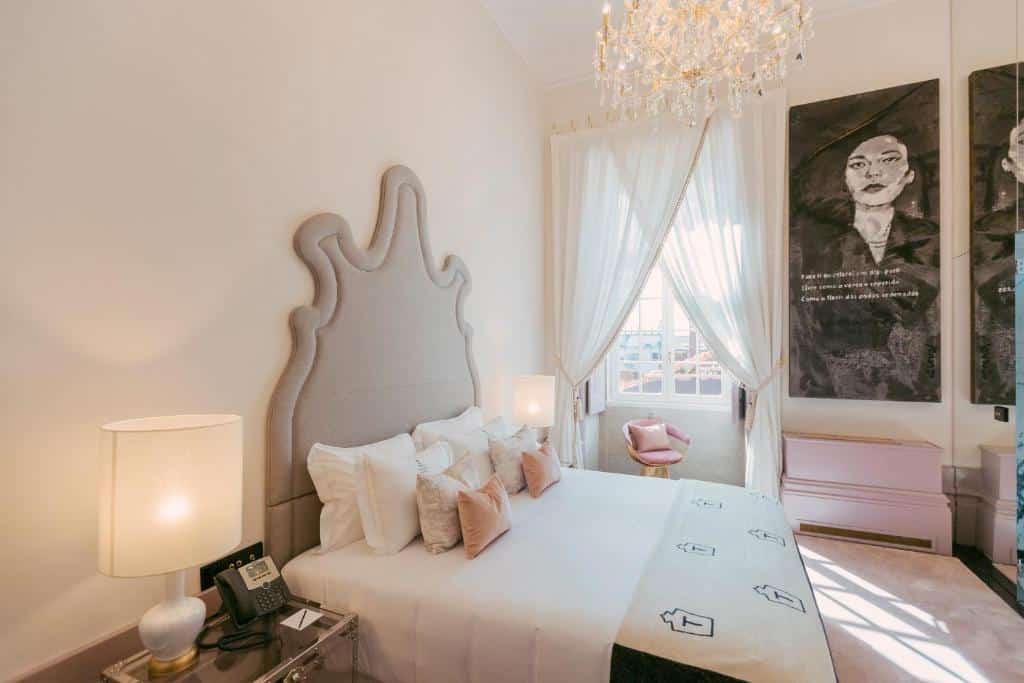 Quarto do Torel Palace Porto com cama de casal e mesa de cabeceira com candeeiro.