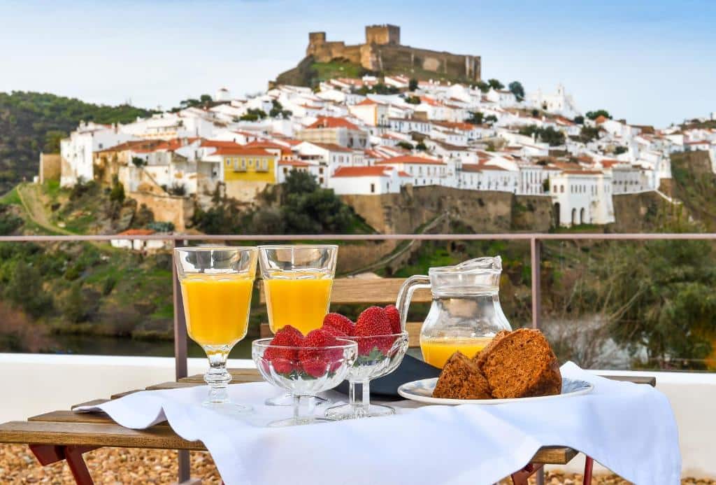 Pequeno-almoço com vista para castelo medieval na Quinta do Vau, em Mértola