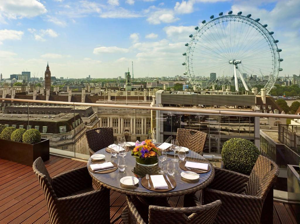 Varanda do Park Plaza County Hall London com uma mesa redonda com cadeiras e vista direta para a London Eye.