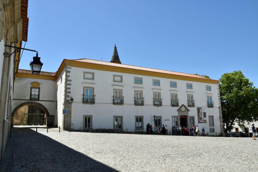 Museu de Évora com fachada branca e detalhes em amarelo, Portugal