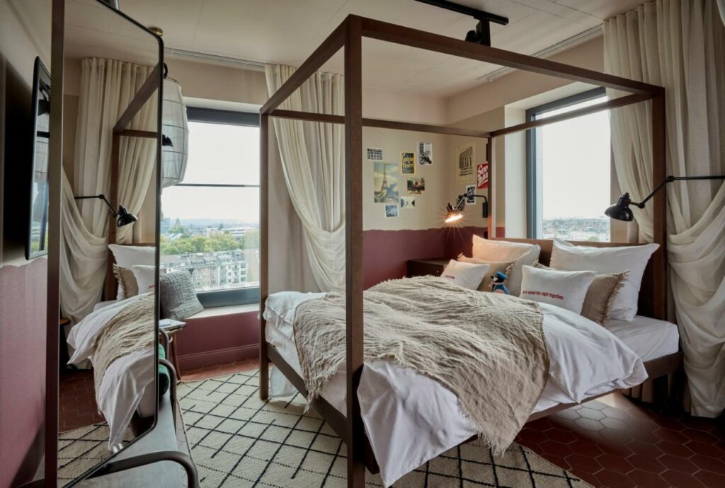 Quarto do 25hours Hotel Das Tour com cama de casal. Representa hotéis em Dusseldorf.