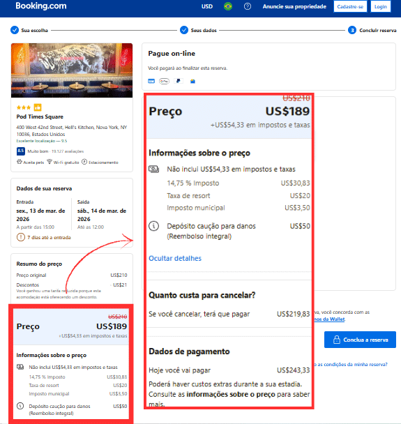 Ecrã de pagamento do Booking.com a mostrar em destaque o preço final de uma reserva, com a diária e as taxas extra, como imposto, taxa de resort, imposto municipal e depósito caução a pagar diretamente no hotel.