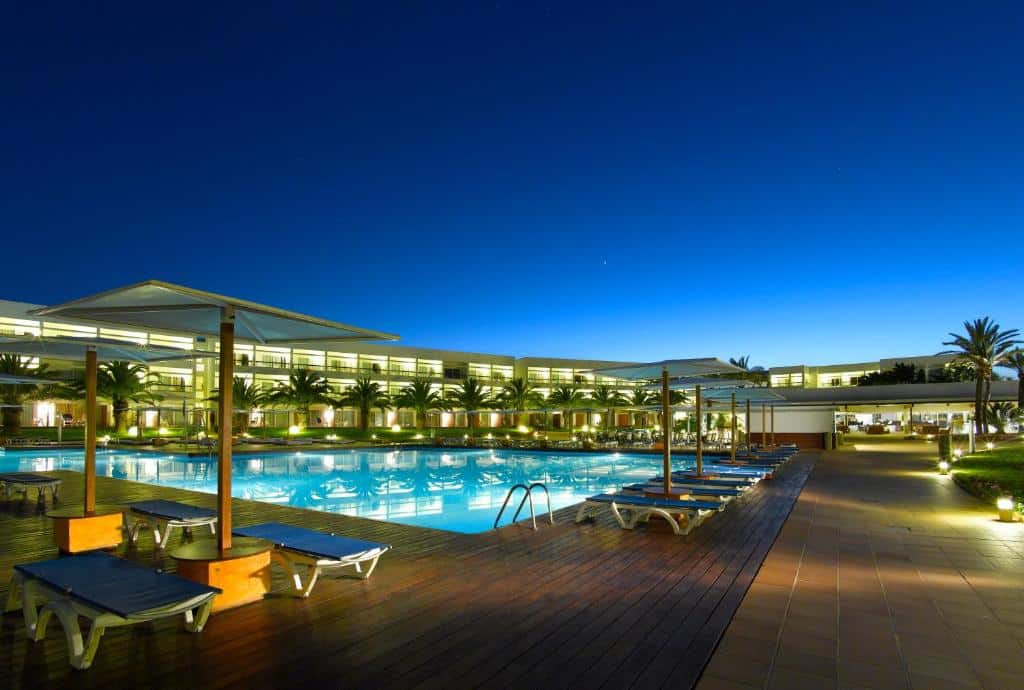 Piscina iluminada do Grand Palladium Palace Ibiza Resort & Spa.