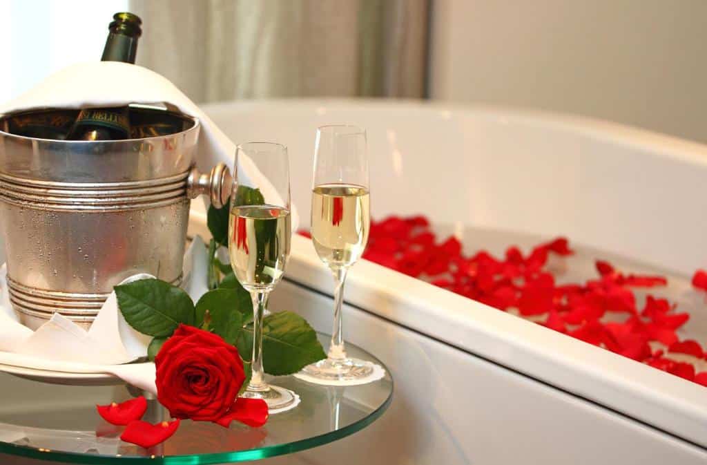 Hidromassagem com pétalas de rosa no Waldstätterhof Swiss Quality Hotel.