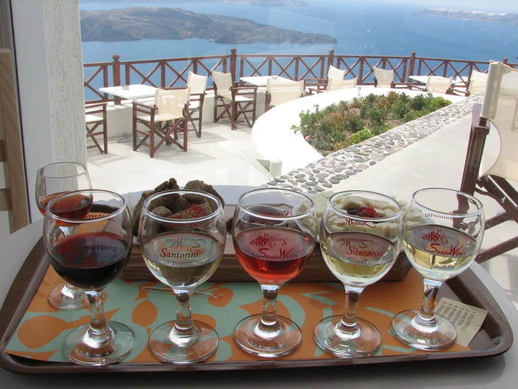 Tabuleiro de vinhos Santo Wines de vários tipos em Santorini