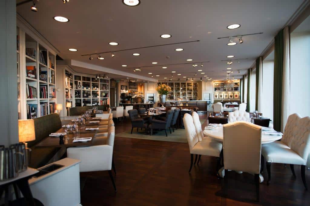 Sala de refeições do Lydmar Hotel com várias cadeiras e mesas.