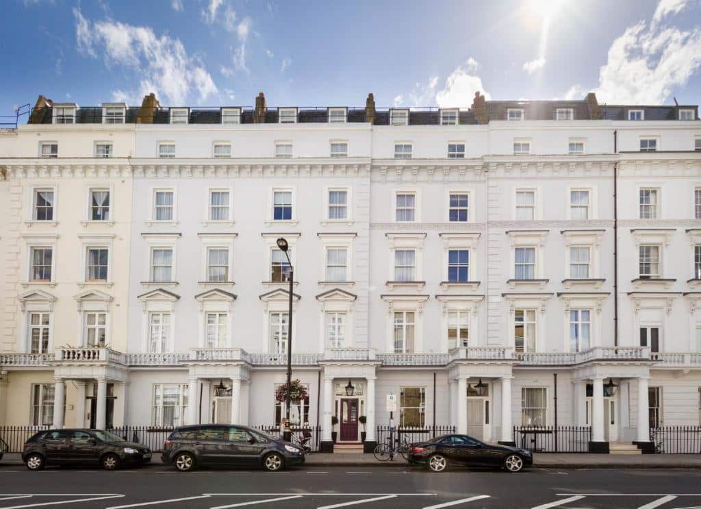 Edifício do The Belgrave Hotel, construção antiga pintada de branco com portões pretos e várias janelas amplas