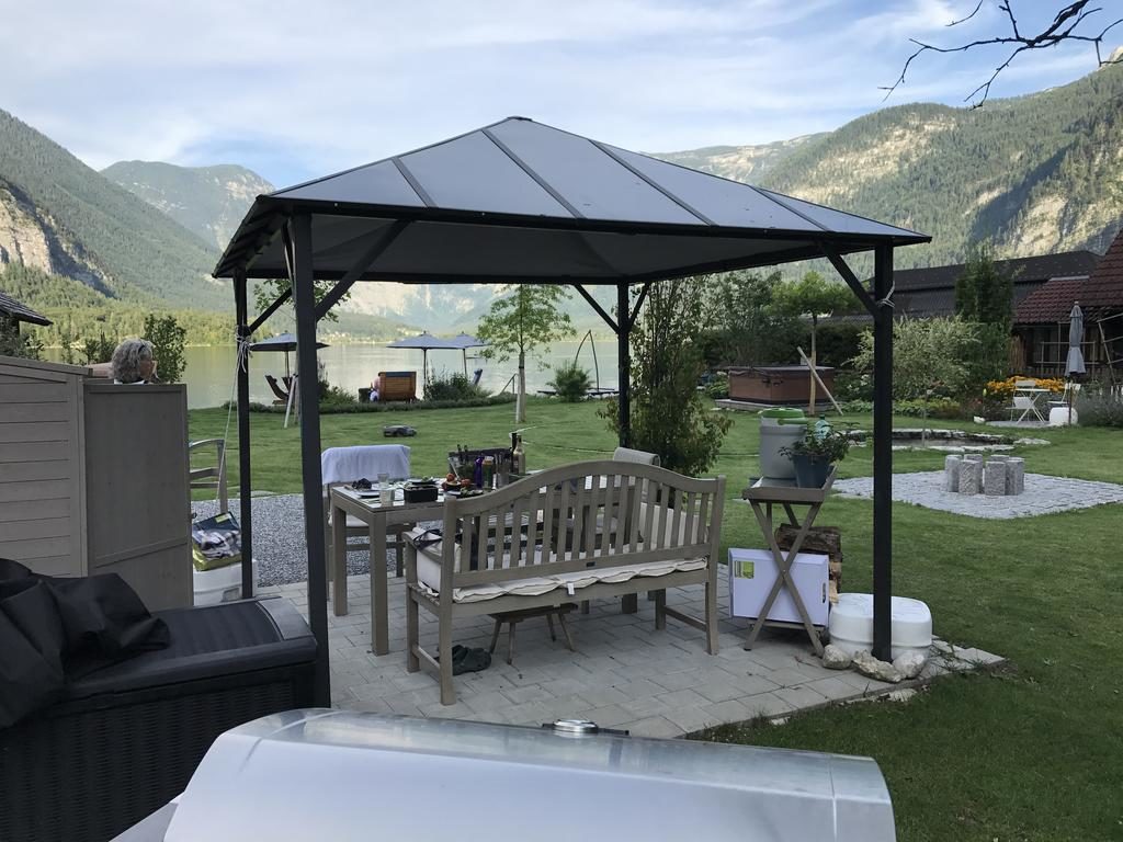 Zona exterior do Hallstatt Lakeside, junto ao lago.