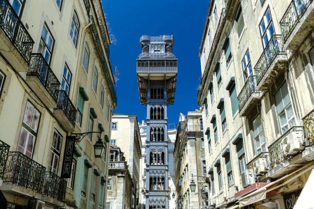 Torre de estilo gótico com uma plataforma que funciona como elevador no centro histórico de Lisboa, conhecida como Elevador de Santa Justa