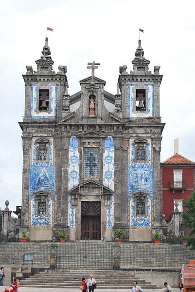 Igreja de Santo Ildefonso durante o dia, com arquitetura barroca e fachada decorada com azulejos.
