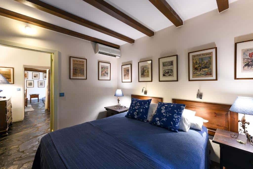 Quarto aconchegante com cama azul e ar condicionado na Quinta da Dourada, em Portalegre
