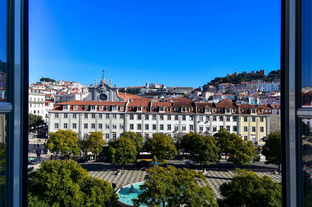 Janela de um dos quartos do My Story Hotel Rossio com vista direta para a Praça do Rossio, em Lisboa
