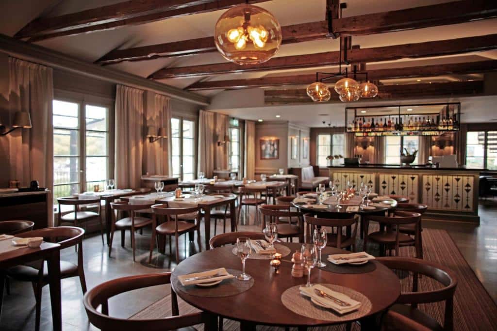 Sala de refeições do Stallmästaregården Hotel com cadeiras e mesas.