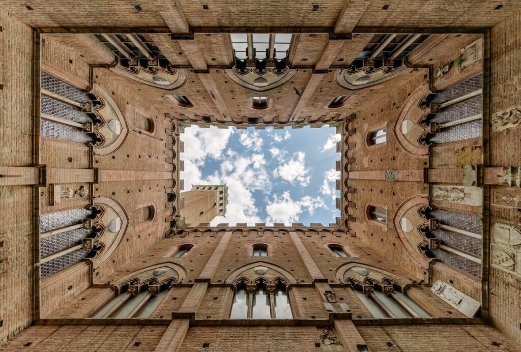Pátio interior do Palazzo Pubblico em Siena, Itália, com edifícios de tijolo