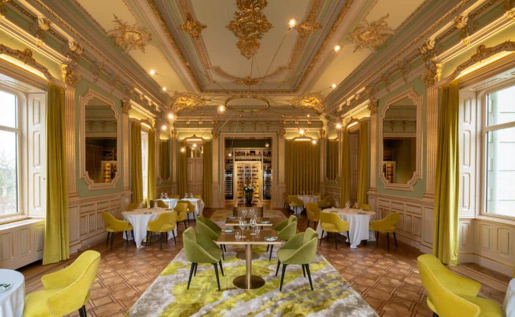Sala de refeições do Vila Foz Hotel & SPA com mesas e cadeiras.