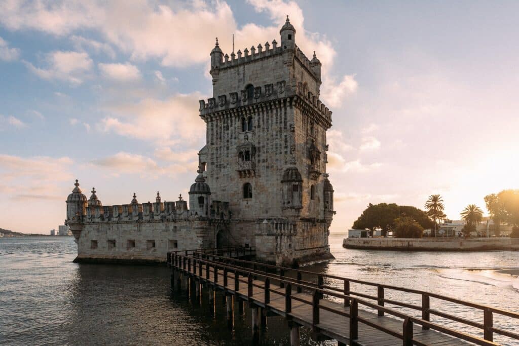 Torre de Belém, em Lisboa, construção histórica junto ao rio Tejo, ligada à margem por uma passagem