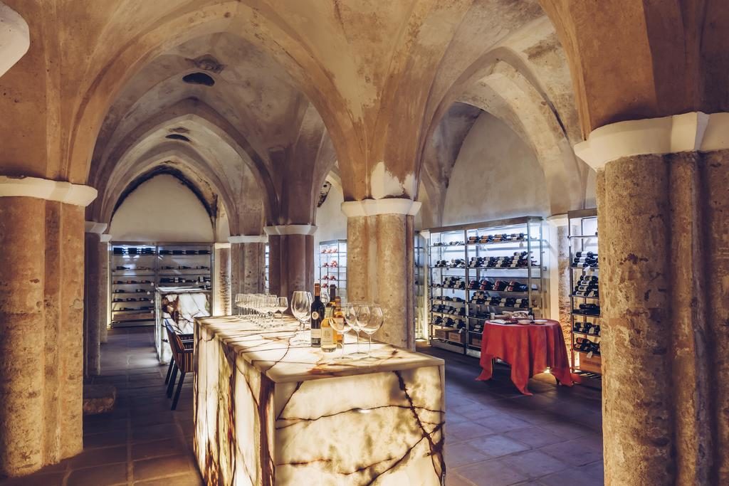 Cave de vinho do Convento do Espinheiro, em Évora