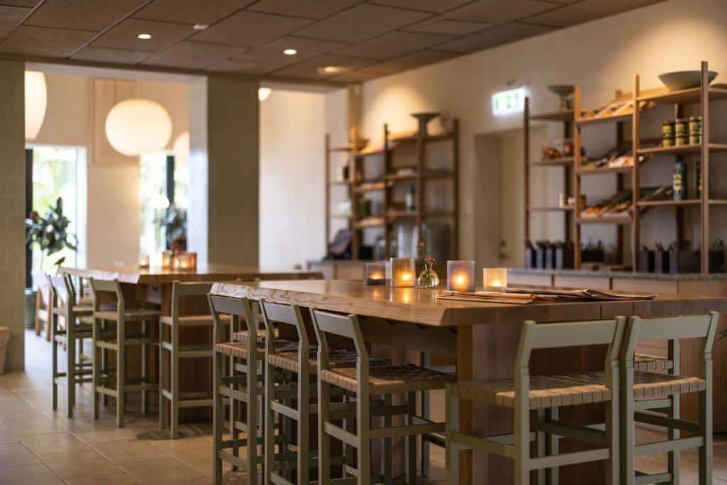 Sala de refeições do Vår Gård Saltsjöbaden com cadeiras e mesas.
