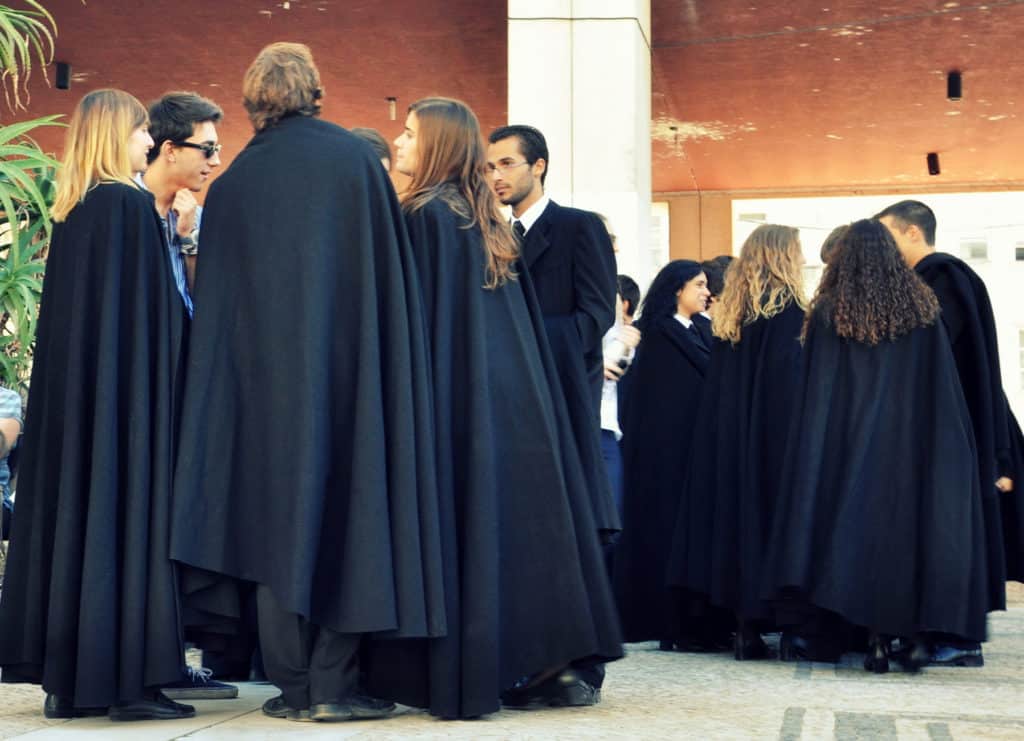 Estudantes da Universidade de Coimbra com a tradicional capa preta