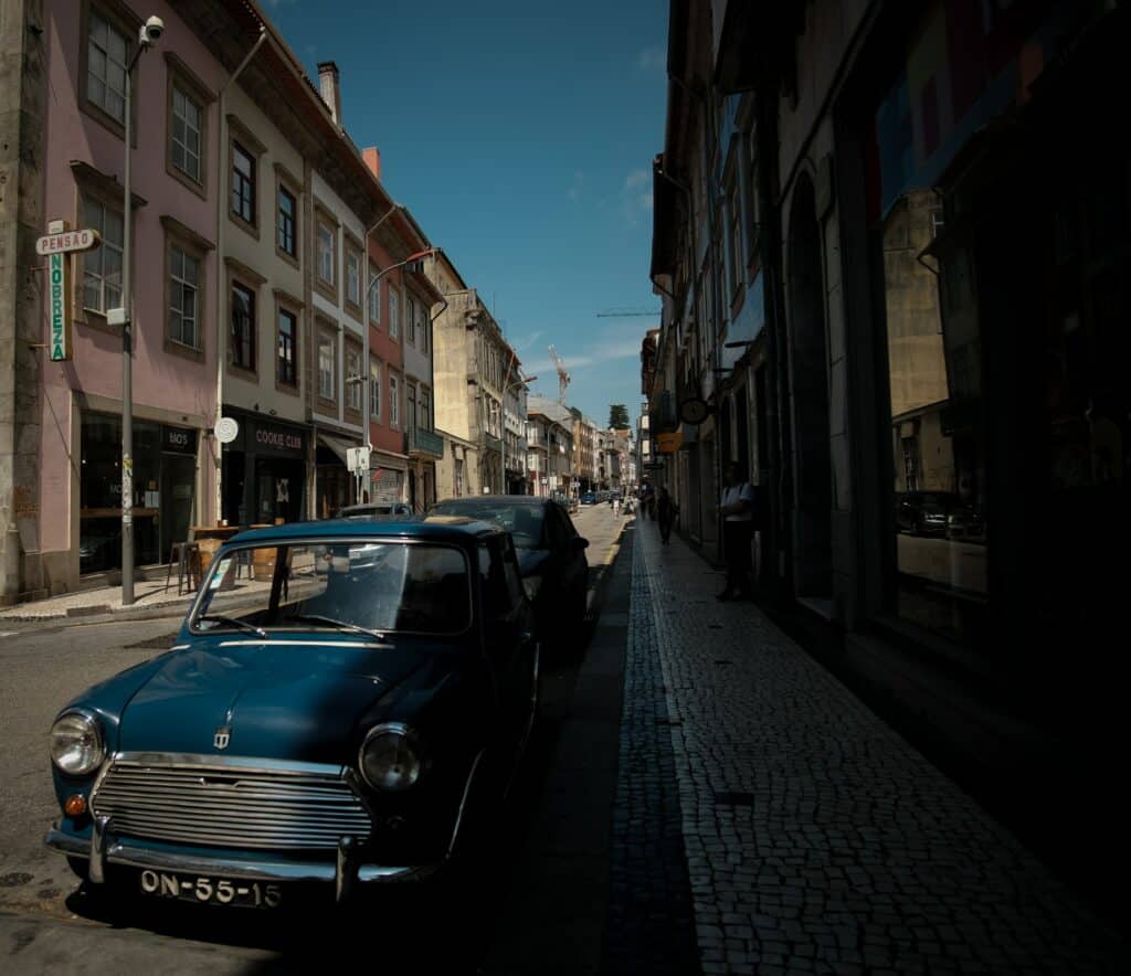 Carro parado numa rua do Porto, em Portugal, durante o dia. Representa o aluguer de carros no Porto.