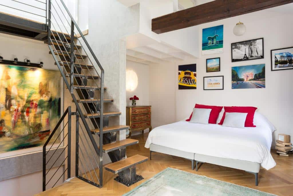 Quarto com escadas no Les Ateliers de Montmartre, um dos hotéis onde ficar em Paris