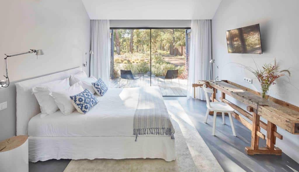 Quarto do Sublime Comporta Country Retreat & SPA com cama de casal e TV na parede.