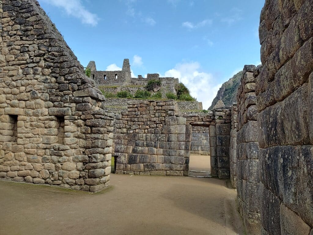 Ruínas da cidadela inca de Machu Picchu com vários corredores e paredes de pedra antiga