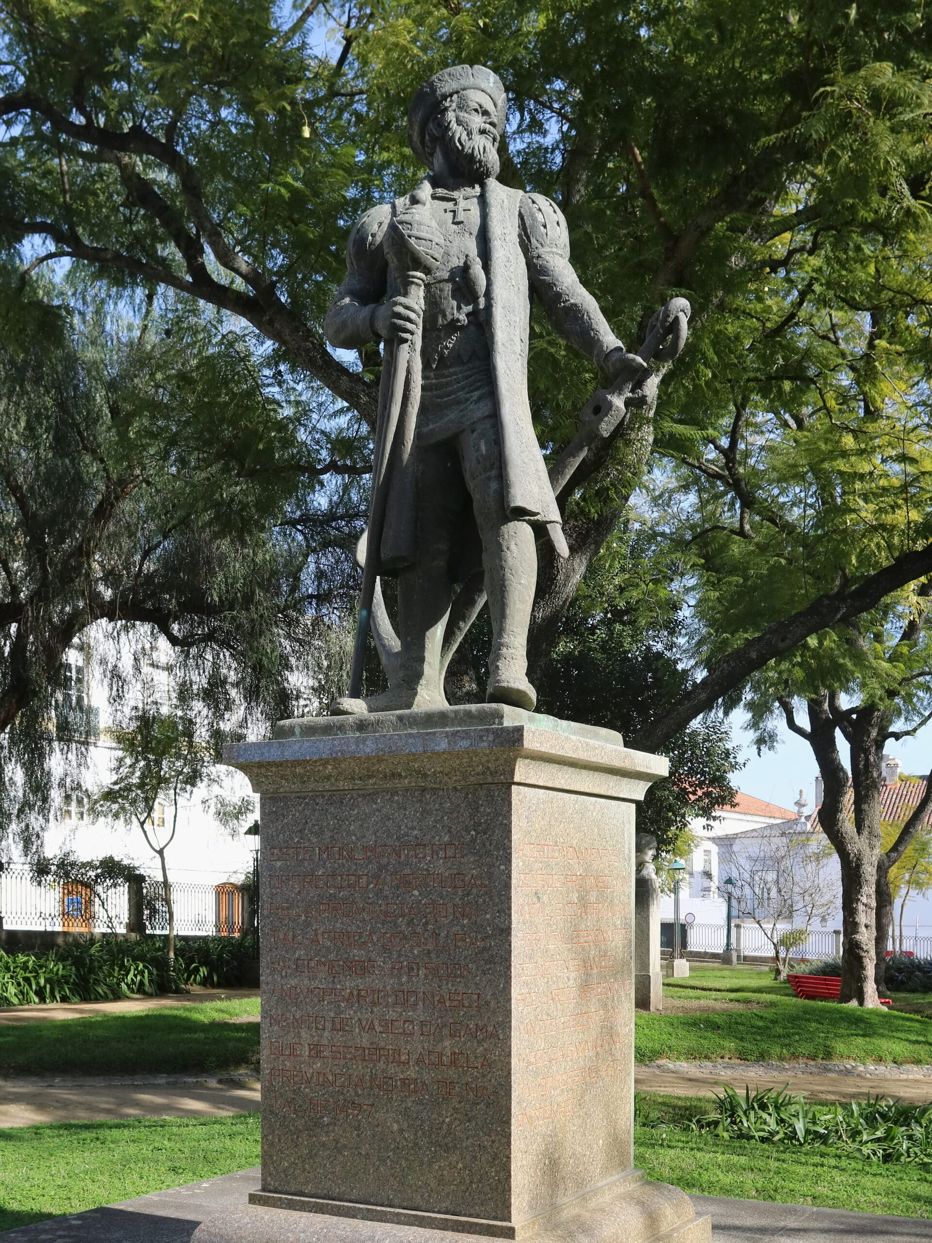 Estátua de Vasco da Gama em parque arborizado de Portugal.