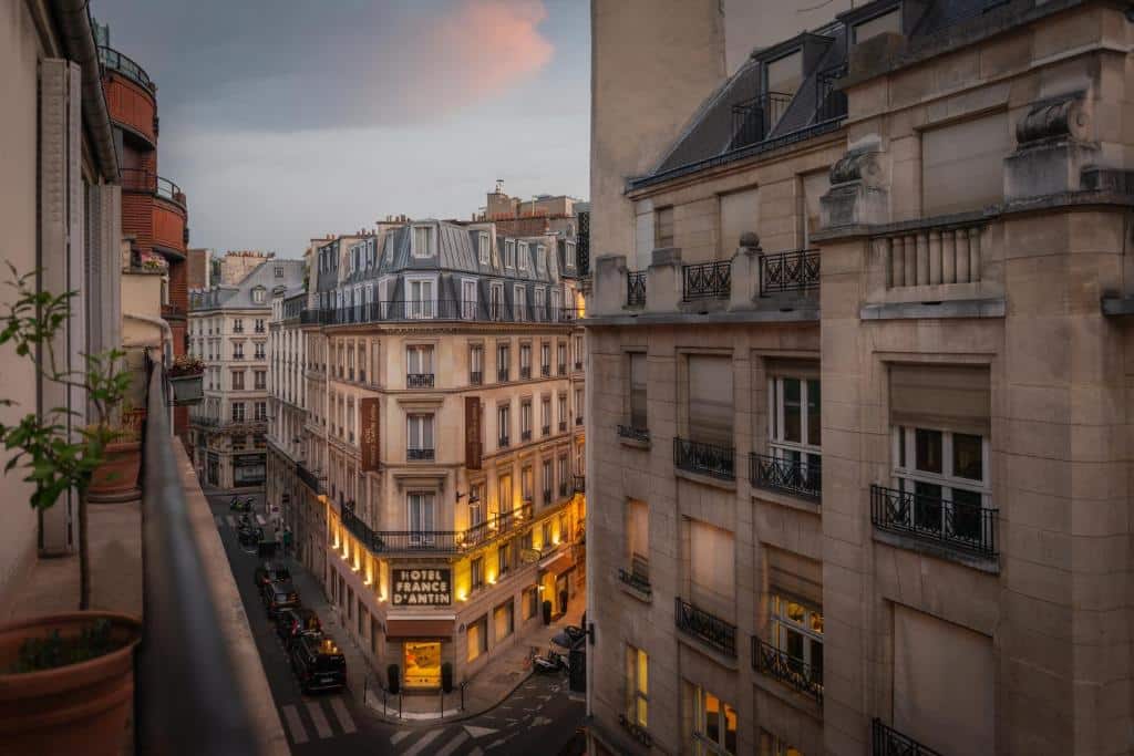 Fachada clássica de esquina do Hôtel France d’Antin Opéra