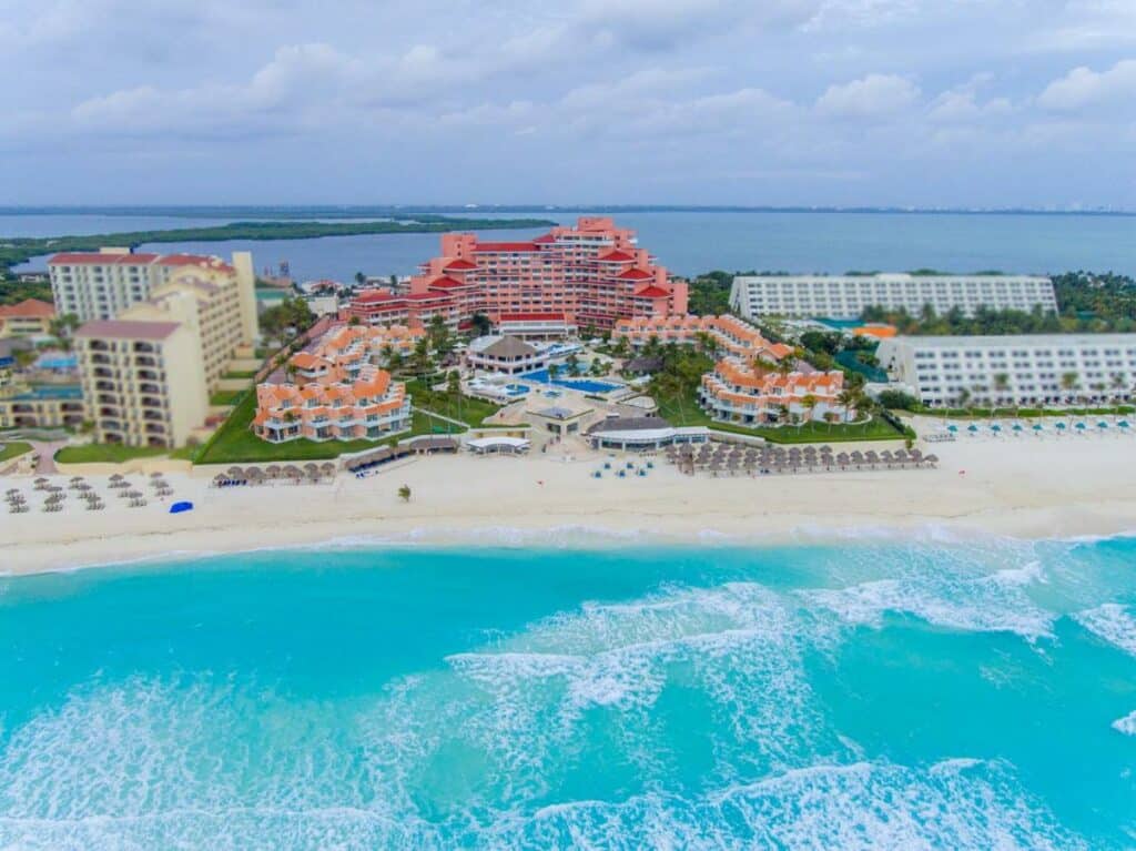 Vista aérea do Omni Cancun Hotel & Villas All Inclusive virado para o mar, de frente para a praia
