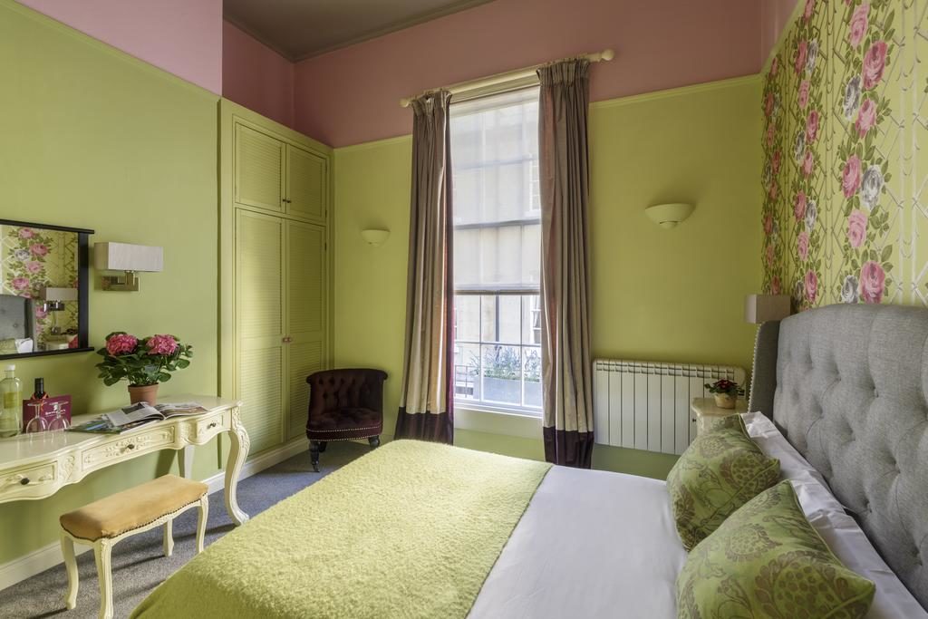 Quarto do Harington City Hotel em Bath, com decoração em verde-lima e apontamentos rosa