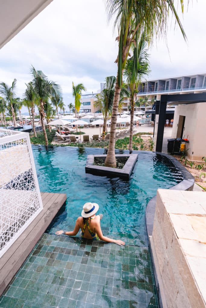 Junior Suite Swim-up TRS Coral