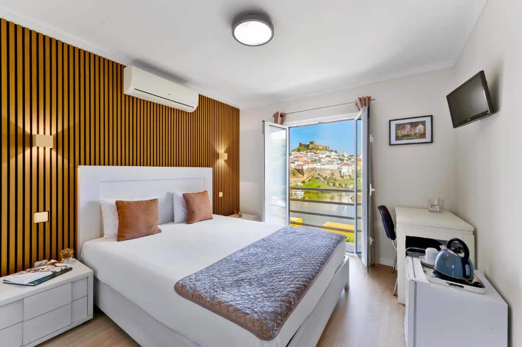 Quarto confortável com vista para vila histórica e rio na Quinta do Vau, em Mértola