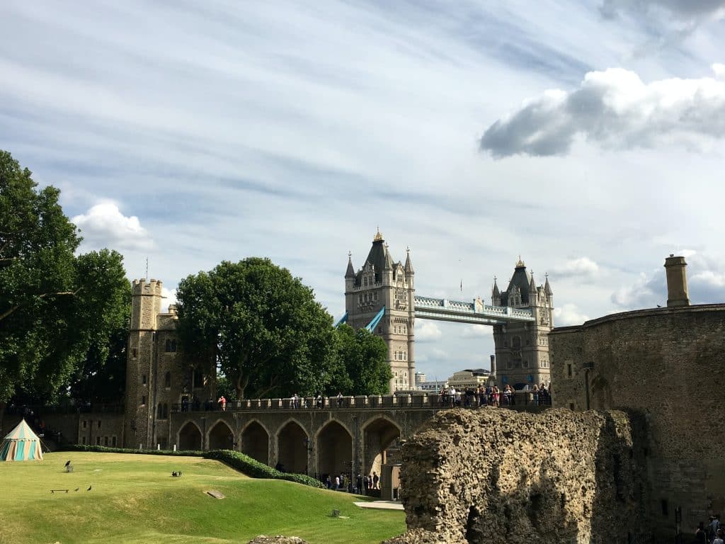 A Tower Bridge vista da Torre de Londres